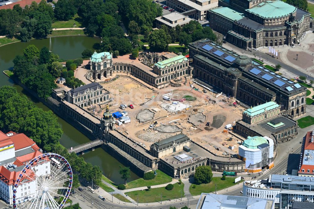 Luftbild Dresden - Baustelle mit Rekonstruktions- und Sanierungsarbeiten am Palais des Schloss Dresdner Zwinger im Ortsteil Altstadt in Dresden im Bundesland Sachsen, Deutschland