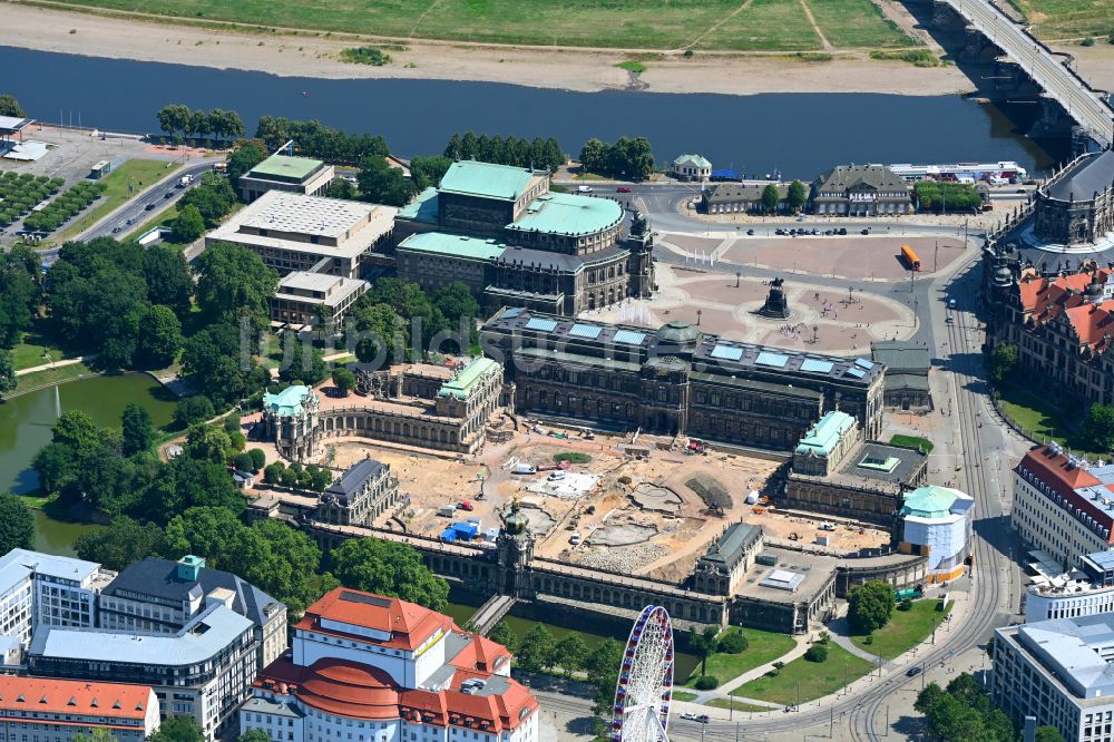 Dresden aus der Vogelperspektive: Baustelle mit Rekonstruktions- und Sanierungsarbeiten am Palais des Schloss Dresdner Zwinger im Ortsteil Altstadt in Dresden im Bundesland Sachsen, Deutschland