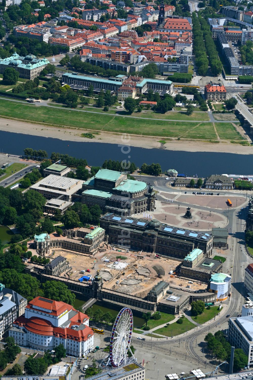 Luftbild Dresden - Baustelle mit Rekonstruktions- und Sanierungsarbeiten am Palais des Schloss Dresdner Zwinger im Ortsteil Altstadt in Dresden im Bundesland Sachsen, Deutschland