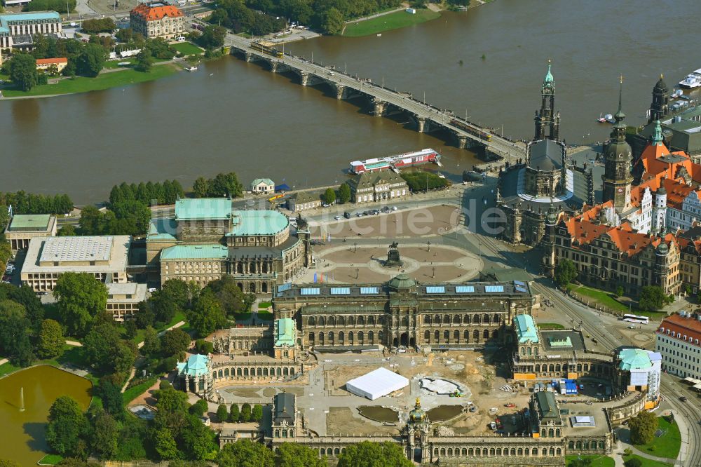 Dresden von oben - Baustelle mit Rekonstruktions- und Sanierungsarbeiten am Palais des Schloss Dresdner Zwinger im Ortsteil Altstadt in Dresden im Bundesland Sachsen, Deutschland