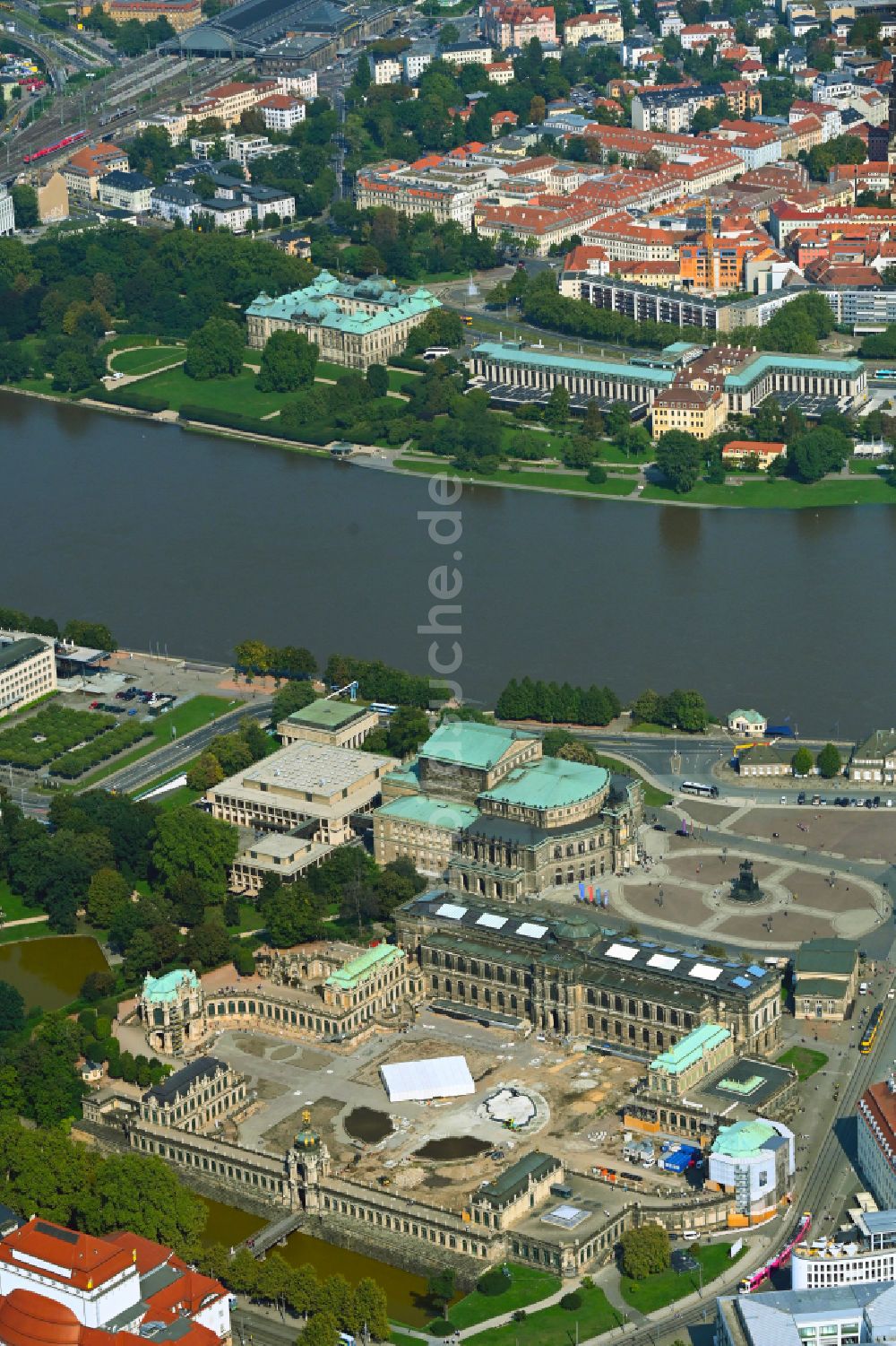 Dresden von oben - Baustelle mit Rekonstruktions- und Sanierungsarbeiten am Palais des Schloss Dresdner Zwinger im Ortsteil Altstadt in Dresden im Bundesland Sachsen, Deutschland