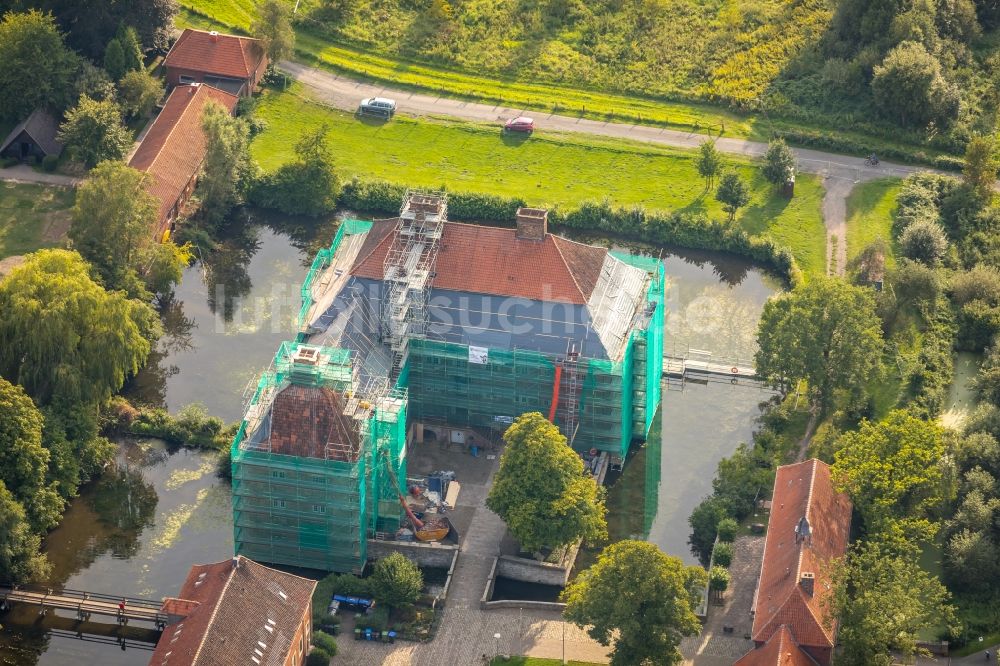 Hamm aus der Vogelperspektive: Baustelle mit Rekonstruktions- und Sanierungsarbeiten am Palais des Schloss Oberwerries in Hamm im Bundesland Nordrhein-Westfalen - NRW, Deutschland