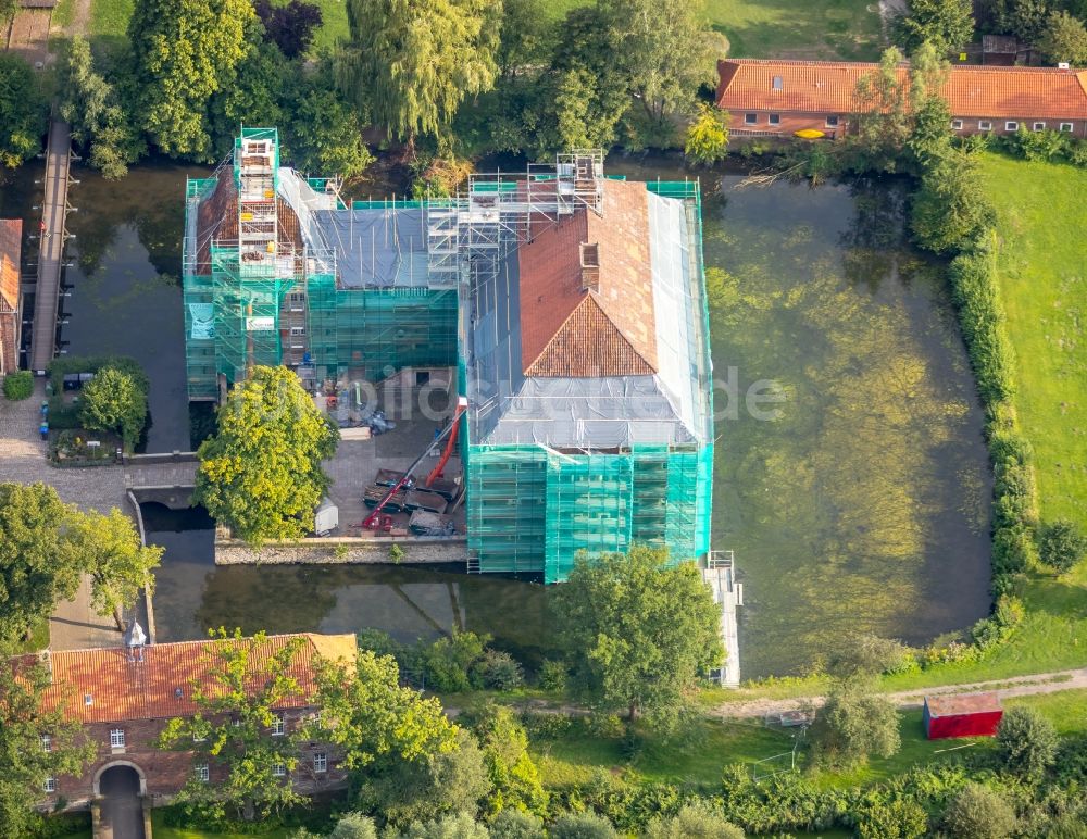 Hamm aus der Vogelperspektive: Baustelle mit Rekonstruktions- und Sanierungsarbeiten am Palais des Schloss Oberwerries in Hamm im Bundesland Nordrhein-Westfalen - NRW, Deutschland