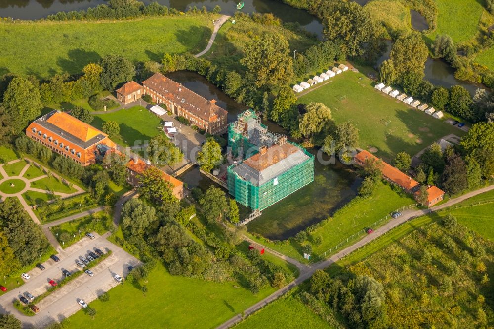 Luftaufnahme Hamm - Baustelle mit Rekonstruktions- und Sanierungsarbeiten am Palais des Schloss Oberwerries in Hamm im Bundesland Nordrhein-Westfalen - NRW, Deutschland