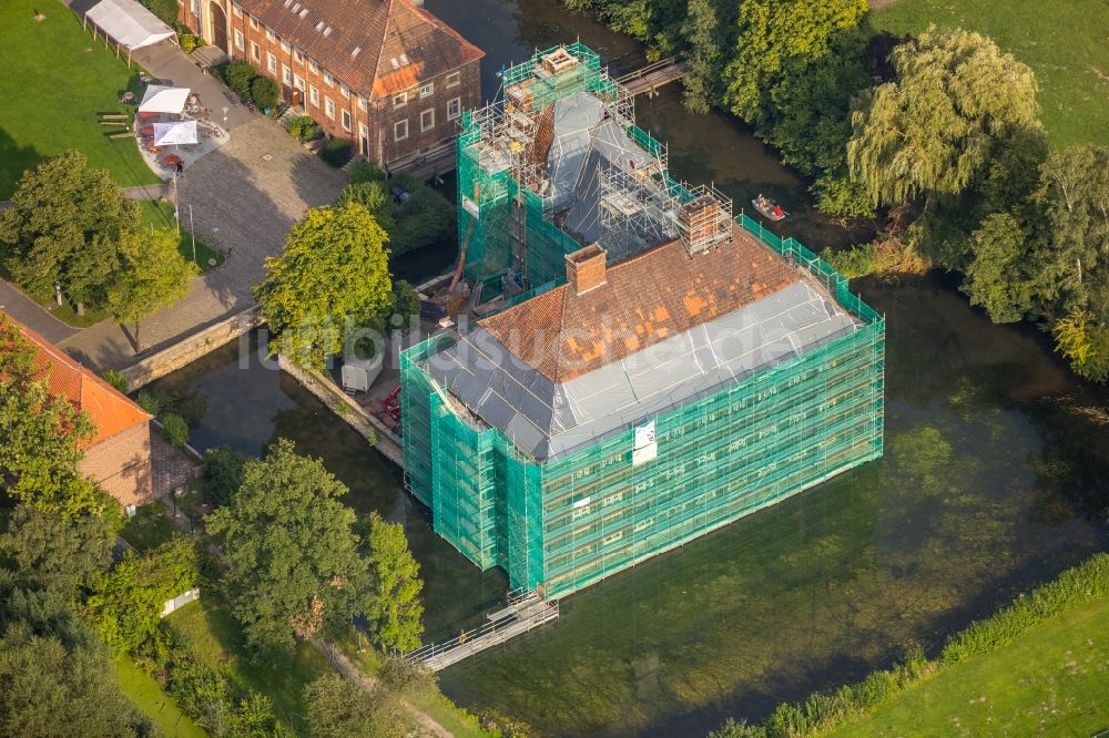 Hamm von oben - Baustelle mit Rekonstruktions- und Sanierungsarbeiten am Palais des Schloss Oberwerries in Hamm im Bundesland Nordrhein-Westfalen - NRW, Deutschland