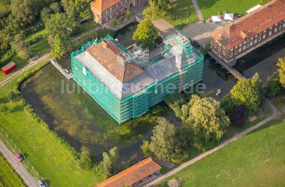 Hamm aus der Vogelperspektive: Baustelle mit Rekonstruktions- und Sanierungsarbeiten am Palais des Schloss Oberwerries in Hamm im Bundesland Nordrhein-Westfalen - NRW, Deutschland