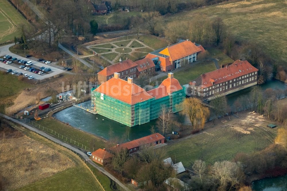 Hamm aus der Vogelperspektive: Baustelle mit Rekonstruktions- und Sanierungsarbeiten am Palais des Schloss Oberwerries in Hamm im Bundesland Nordrhein-Westfalen - NRW, Deutschland