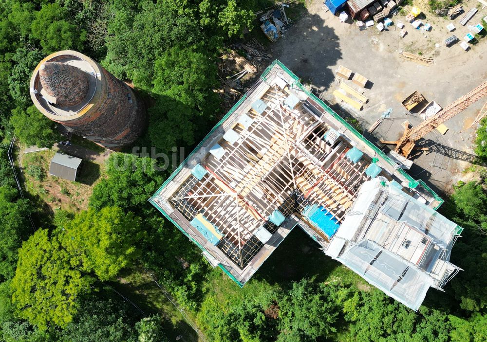 Luftaufnahme Pouch - Baustelle mit Rekonstruktions- und Sanierungsarbeiten am Palais des Schloss Pouch in Pouch im Bundesland Sachsen-Anhalt, Deutschland