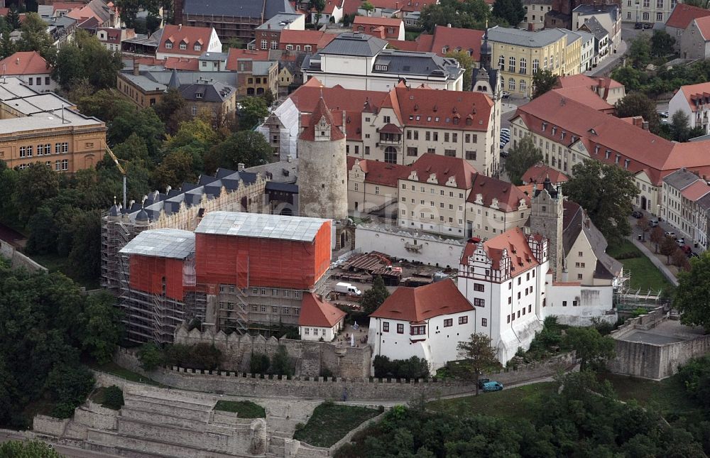 Bernburg (Saale) von oben - Baustelle mit Rekonstruktions- und Sanierungsarbeiten am Palais des Schloss Schloss Bernburg an der Schloßstraße in Bernburg (Saale) im Bundesland Sachsen-Anhalt, Deutschland