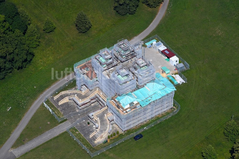 Ludwigsburg aus der Vogelperspektive: Baustelle mit Rekonstruktions- und Sanierungsarbeiten am Palais des Schloss Schloss Favorite in Ludwigsburg im Bundesland Baden-Württemberg, Deutschland