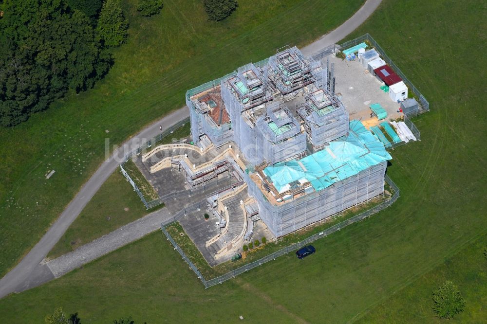 Luftbild Ludwigsburg - Baustelle mit Rekonstruktions- und Sanierungsarbeiten am Palais des Schloss Schloss Favorite in Ludwigsburg im Bundesland Baden-Württemberg, Deutschland