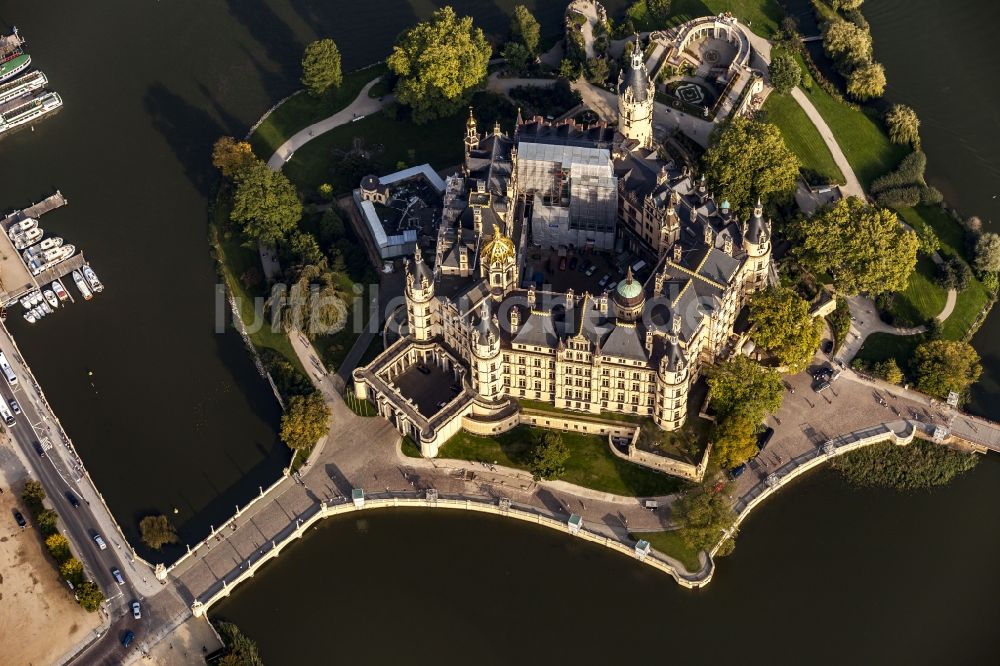 Luftbild Schwerin - Baustelle mit Rekonstruktions- und Sanierungsarbeiten am Palais des Schloss in Schwerin im Bundesland Mecklenburg-Vorpommern