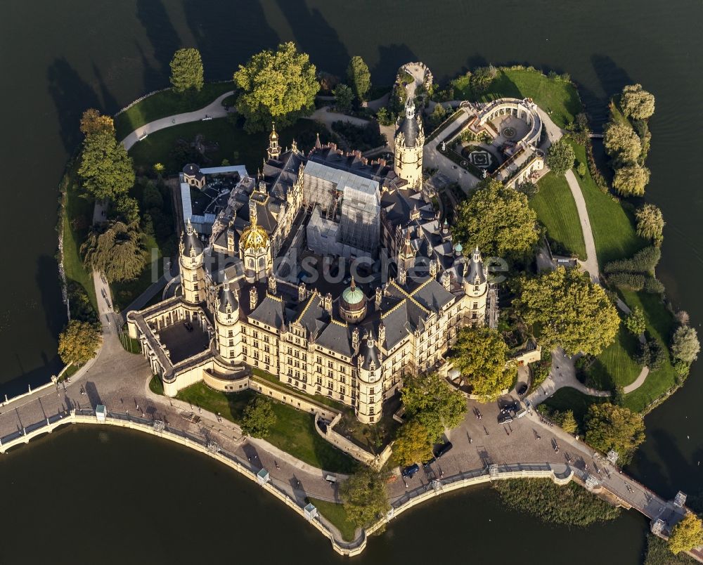 Luftaufnahme Schwerin - Baustelle mit Rekonstruktions- und Sanierungsarbeiten am Palais des Schloss in Schwerin im Bundesland Mecklenburg-Vorpommern