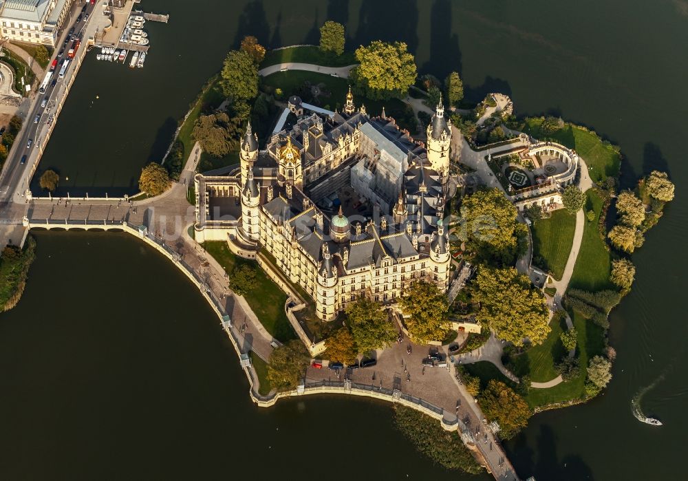 Schwerin von oben - Baustelle mit Rekonstruktions- und Sanierungsarbeiten am Palais des Schloss in Schwerin im Bundesland Mecklenburg-Vorpommern