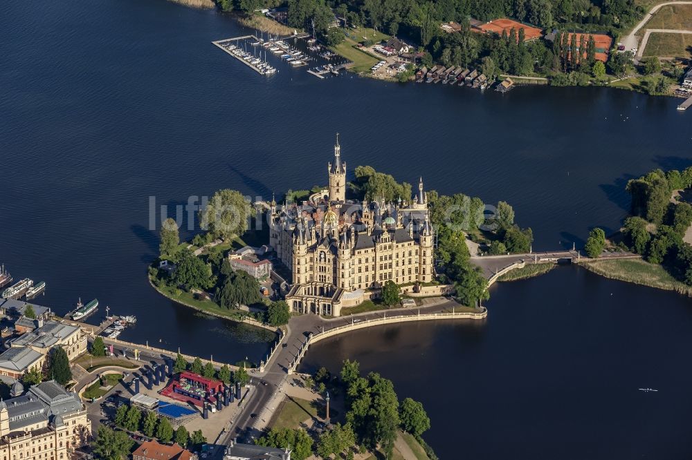 Schwerin aus der Vogelperspektive: Baustelle mit Rekonstruktions- und Sanierungsarbeiten am Palais des Schloss in Schwerin im Bundesland Mecklenburg-Vorpommern