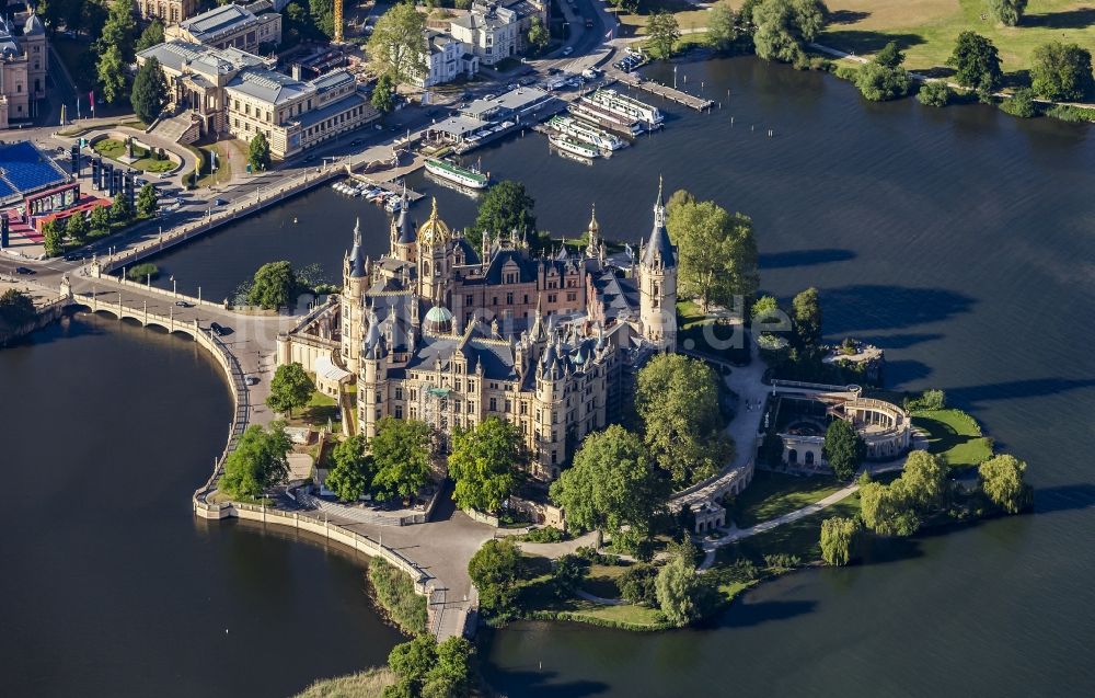 Luftbild Schwerin - Baustelle mit Rekonstruktions- und Sanierungsarbeiten am Palais des Schloss in Schwerin im Bundesland Mecklenburg-Vorpommern