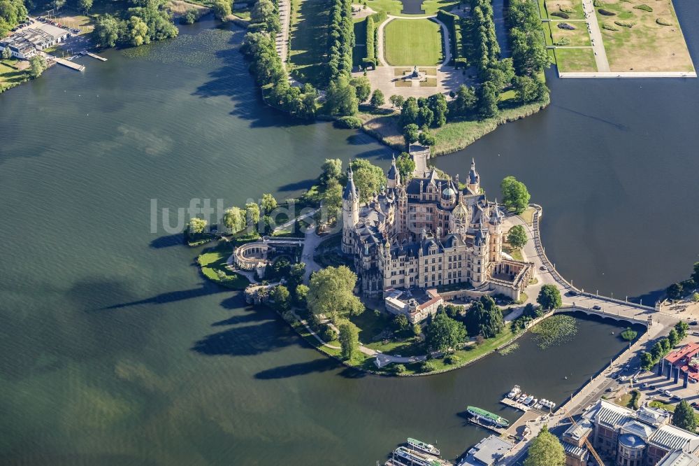 Luftaufnahme Schwerin - Baustelle mit Rekonstruktions- und Sanierungsarbeiten am Palais des Schloss in Schwerin im Bundesland Mecklenburg-Vorpommern