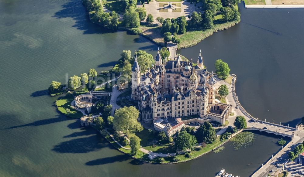 Schwerin von oben - Baustelle mit Rekonstruktions- und Sanierungsarbeiten am Palais des Schloss in Schwerin im Bundesland Mecklenburg-Vorpommern