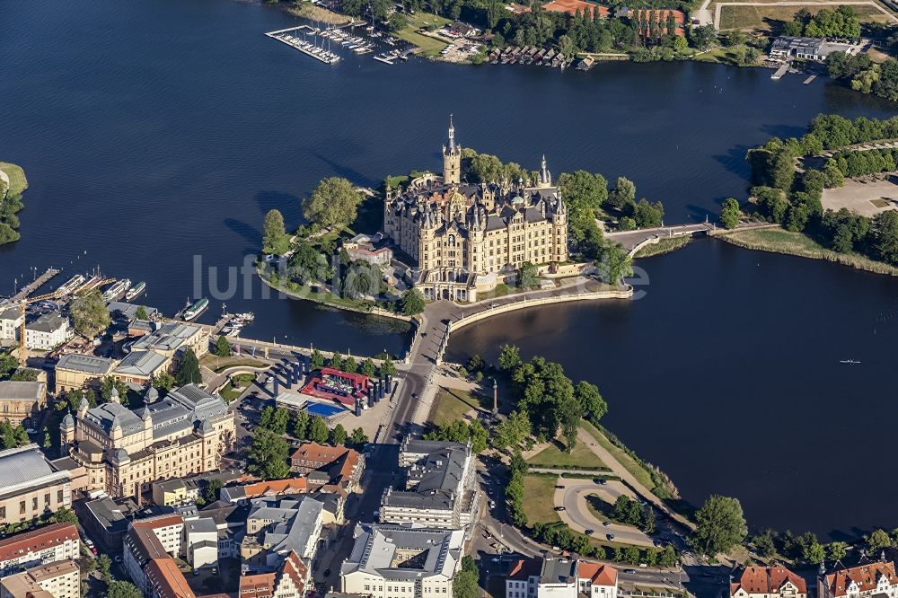 Schwerin aus der Vogelperspektive: Baustelle mit Rekonstruktions- und Sanierungsarbeiten am Palais des Schloss in Schwerin im Bundesland Mecklenburg-Vorpommern