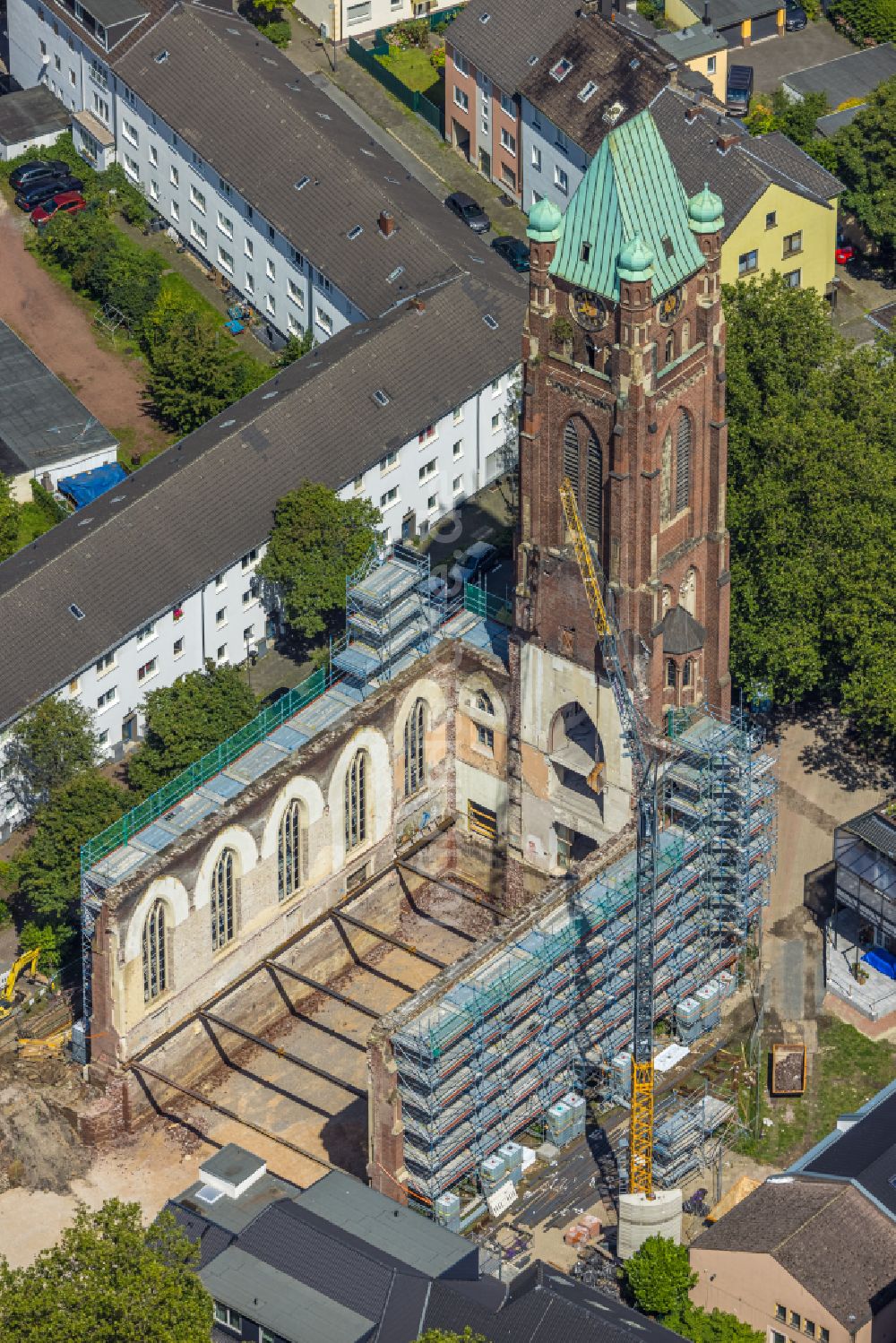 Bochum von oben - Baustelle zu Sanierungs- und Umbauarbeiten am Kirchengebäude Antonius- Quartier in Bochum im Bundesland Nordrhein-Westfalen, Deutschland