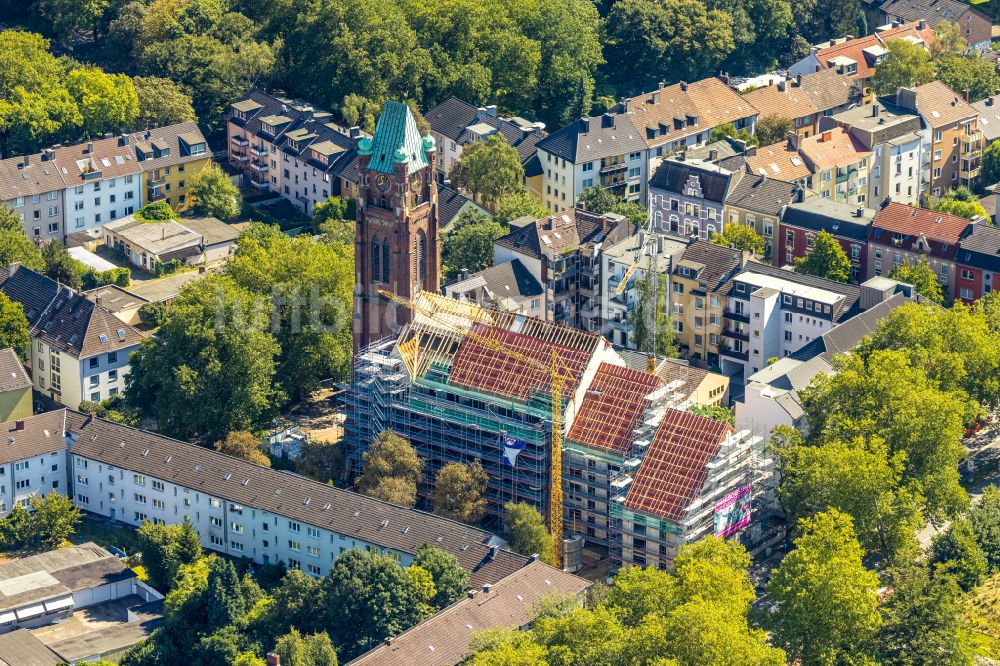 Luftaufnahme Bochum - Baustelle zu Sanierungs- und Umbauarbeiten am Kirchengebäude Antonius- Quartier in Bochum im Bundesland Nordrhein-Westfalen, Deutschland