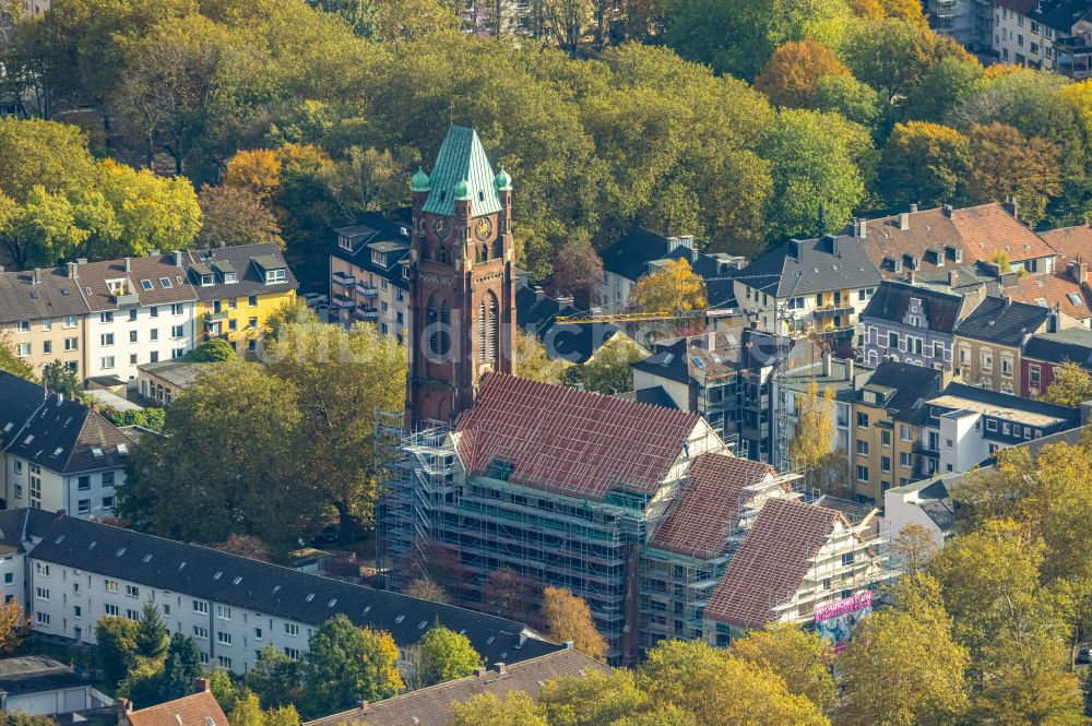 Luftaufnahme Bochum - Baustelle zu Sanierungs- und Umbauarbeiten am Kirchengebäude Antonius- Quartier in Bochum im Bundesland Nordrhein-Westfalen, Deutschland