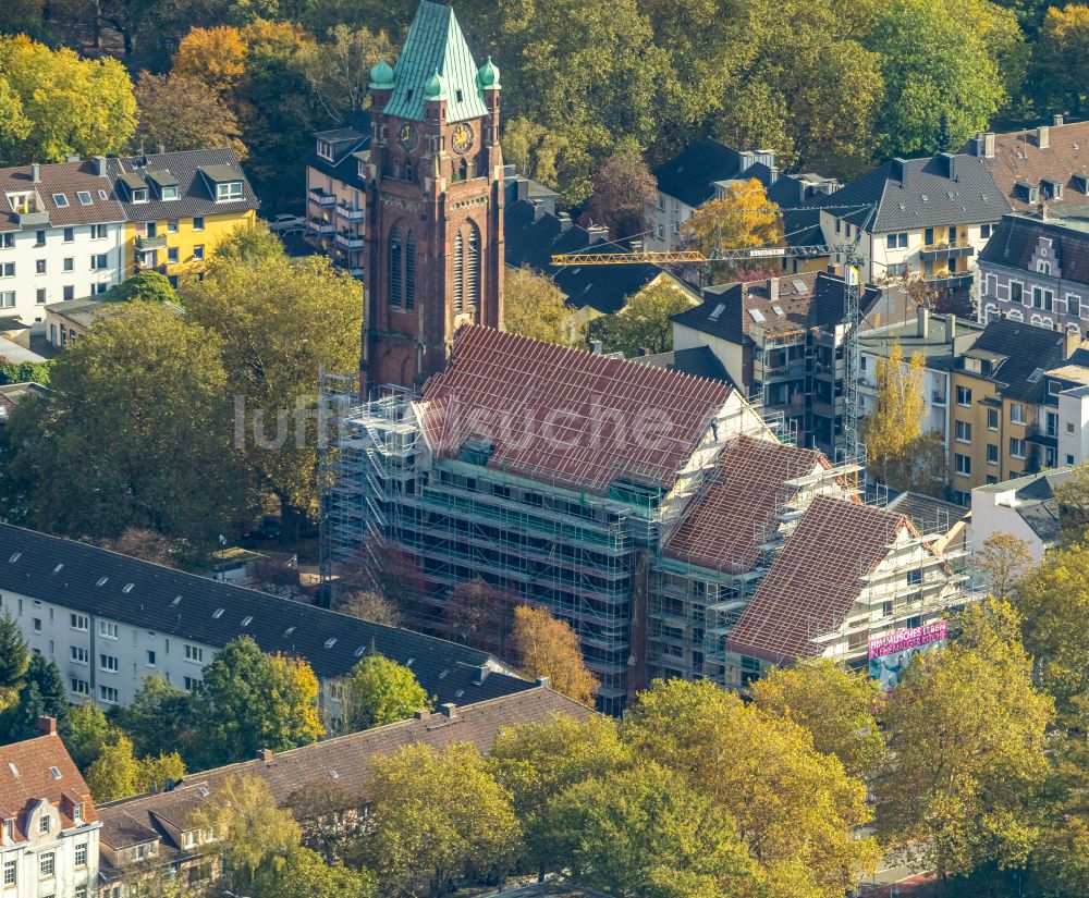 Bochum von oben - Baustelle zu Sanierungs- und Umbauarbeiten am Kirchengebäude Antonius- Quartier in Bochum im Bundesland Nordrhein-Westfalen, Deutschland