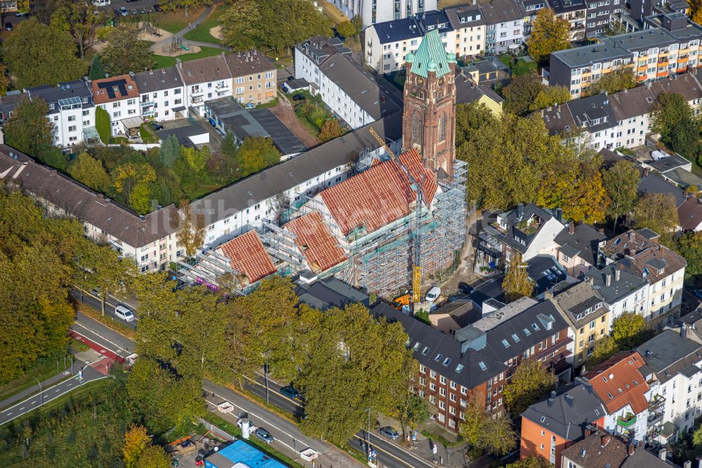 Luftaufnahme Bochum - Baustelle zu Sanierungs- und Umbauarbeiten am Kirchengebäude Antonius- Quartier in Bochum im Bundesland Nordrhein-Westfalen, Deutschland