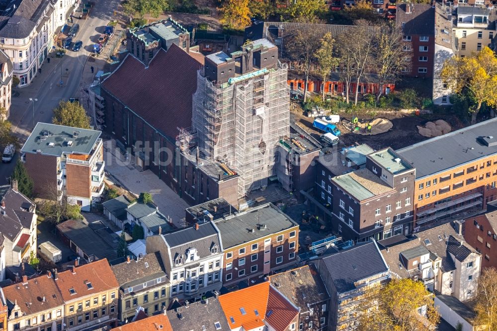 Gelsenkirchen von oben - Baustelle zu Sanierungs- und Umbauarbeiten am Kirchengebäude der Heilig-Kreuz-Kirche an der Bochumer Straße im Ortsteil Ückendorf in Gelsenkirchen im Bundesland Nordrhein-Westfalen, Deutschland