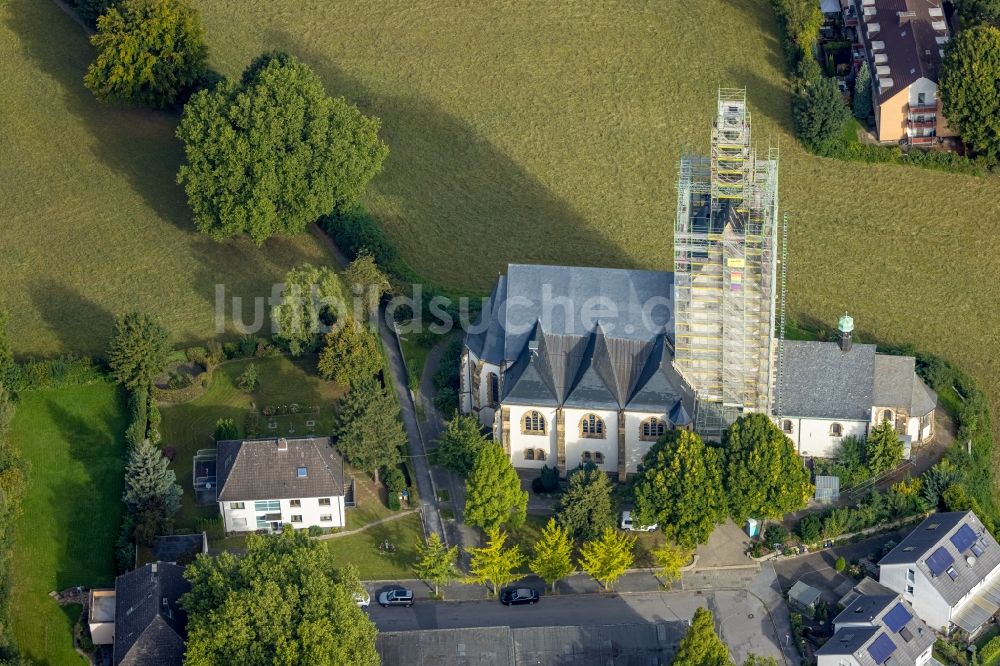 Dortmund aus der Vogelperspektive: Baustelle zu Sanierungs- und Umbauarbeiten am Kirchengebäude und Kirchturm der kath. Kirche St. Josef an der Dasselstraße in Dortmund im Bundesland Nordrhein-Westfalen, Deutschland