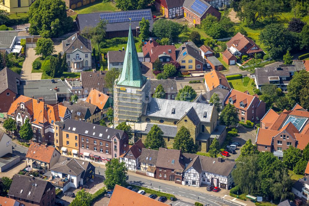 Rhynern von oben - Baustelle zu Sanierungs- und Umbauarbeiten am Kirchengebäude St. Regina in Rhynern im Bundesland Nordrhein-Westfalen, Deutschland