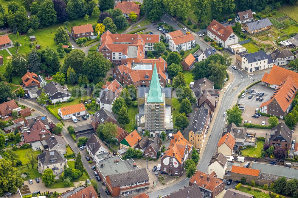 Rhynern von oben - Baustelle zu Sanierungs- und Umbauarbeiten am Kirchengebäude St. Regina in Rhynern im Bundesland Nordrhein-Westfalen, Deutschland