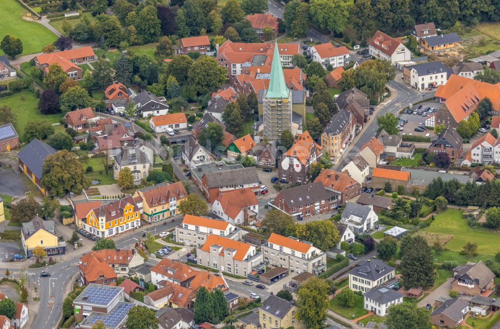 Luftbild Rhynern - Baustelle zu Sanierungs- und Umbauarbeiten am Kirchengebäude St. Regina in Rhynern im Bundesland Nordrhein-Westfalen, Deutschland