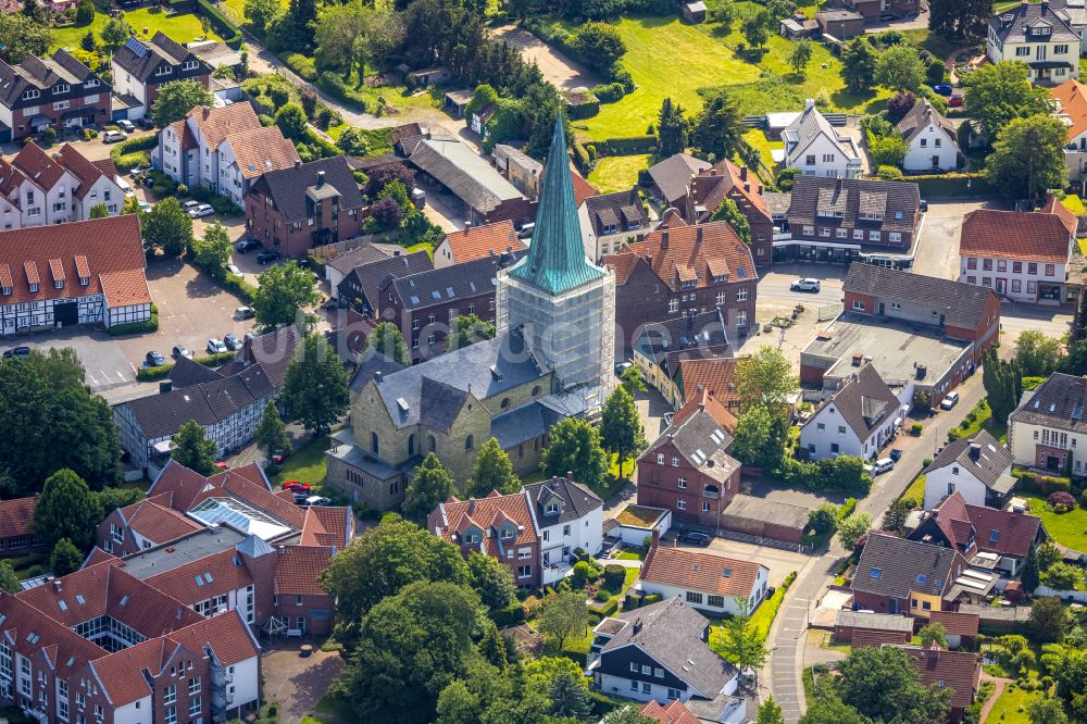 Luftaufnahme Rhynern - Baustelle zu Sanierungs- und Umbauarbeiten am Kirchengebäude St. Regina in Rhynern im Bundesland Nordrhein-Westfalen, Deutschland