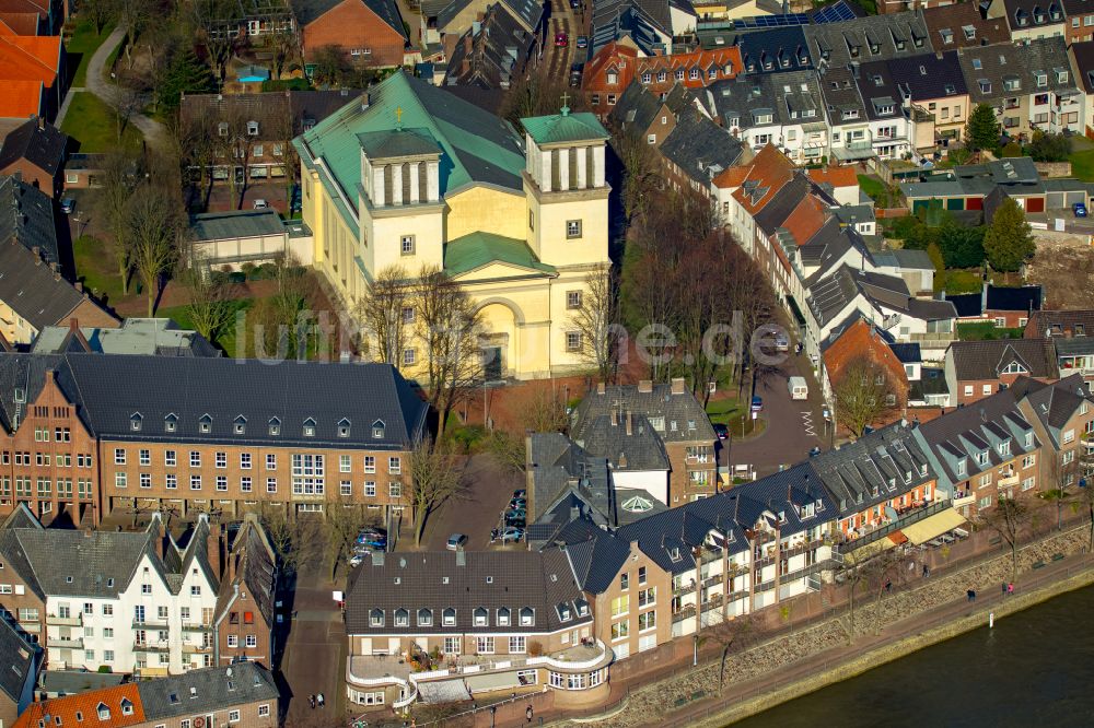 Luftbild Rees - Baustelle zu Sanierungs- und Umbauarbeiten am Mariä Himmelfahrt in Rees im Bundesland Nordrhein-Westfalen, Deutschland