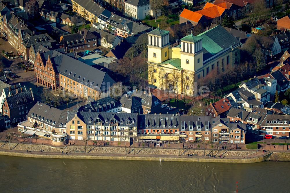 Luftaufnahme Rees - Baustelle zu Sanierungs- und Umbauarbeiten am Mariä Himmelfahrt in Rees im Bundesland Nordrhein-Westfalen, Deutschland