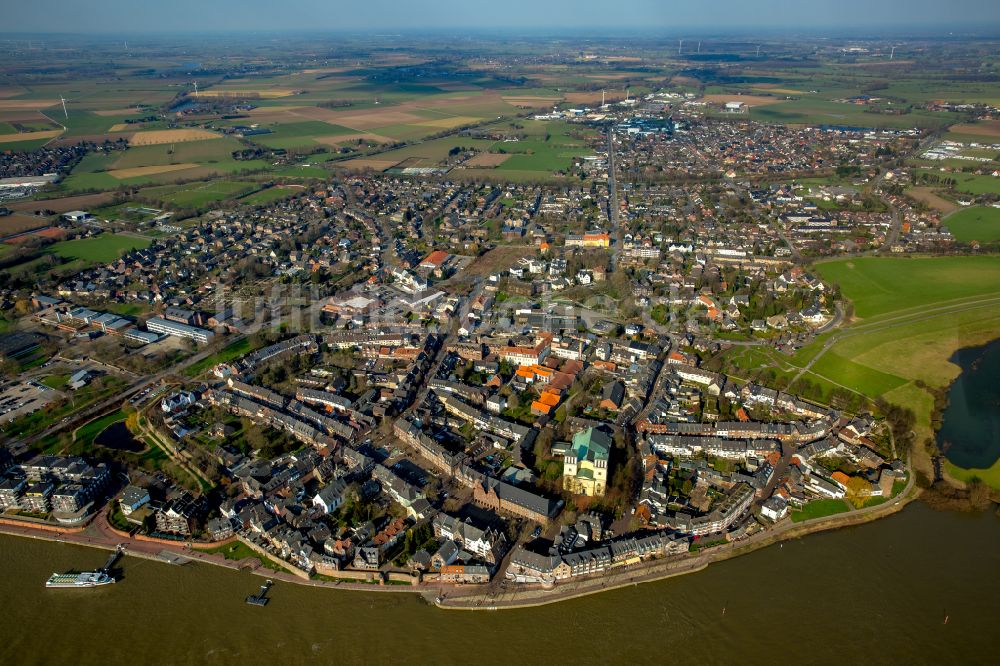 Rees von oben - Baustelle zu Sanierungs- und Umbauarbeiten am Mariä Himmelfahrt in Rees im Bundesland Nordrhein-Westfalen, Deutschland