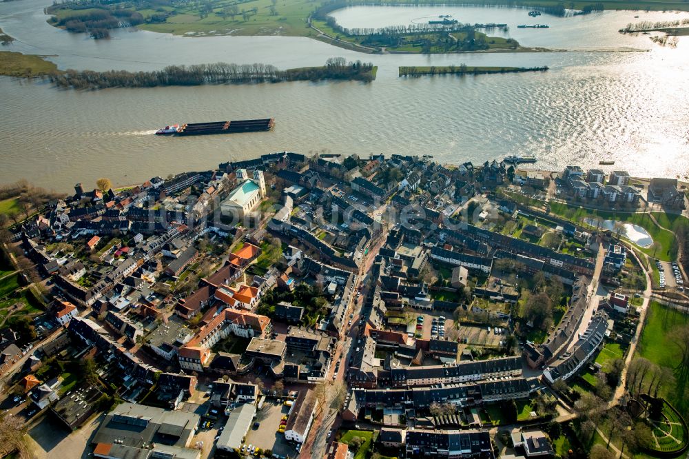 Luftbild Rees - Baustelle zu Sanierungs- und Umbauarbeiten am Mariä Himmelfahrt in Rees im Bundesland Nordrhein-Westfalen, Deutschland