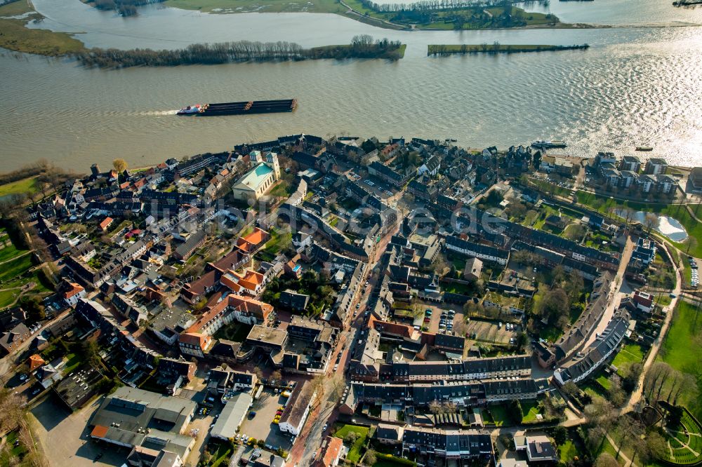 Luftaufnahme Rees - Baustelle zu Sanierungs- und Umbauarbeiten am Mariä Himmelfahrt in Rees im Bundesland Nordrhein-Westfalen, Deutschland