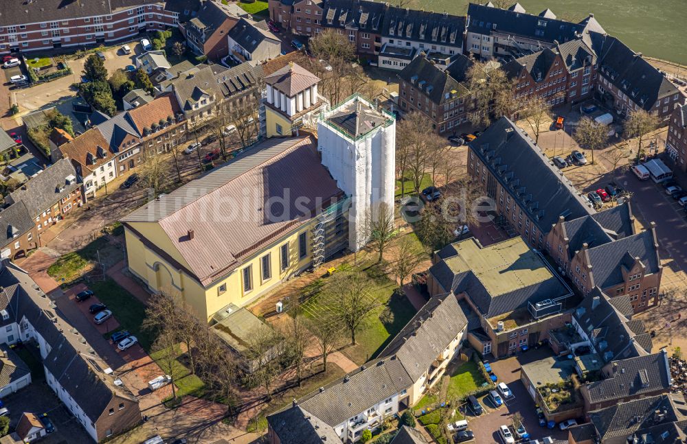 Rees von oben - Baustelle zu Sanierungs- und Umbauarbeiten am Mariä Himmelfahrt in Rees im Bundesland Nordrhein-Westfalen, Deutschland