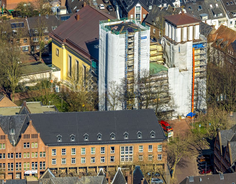 Rees aus der Vogelperspektive: Baustelle zu Sanierungs- und Umbauarbeiten am Mariä Himmelfahrt in Rees im Bundesland Nordrhein-Westfalen, Deutschland