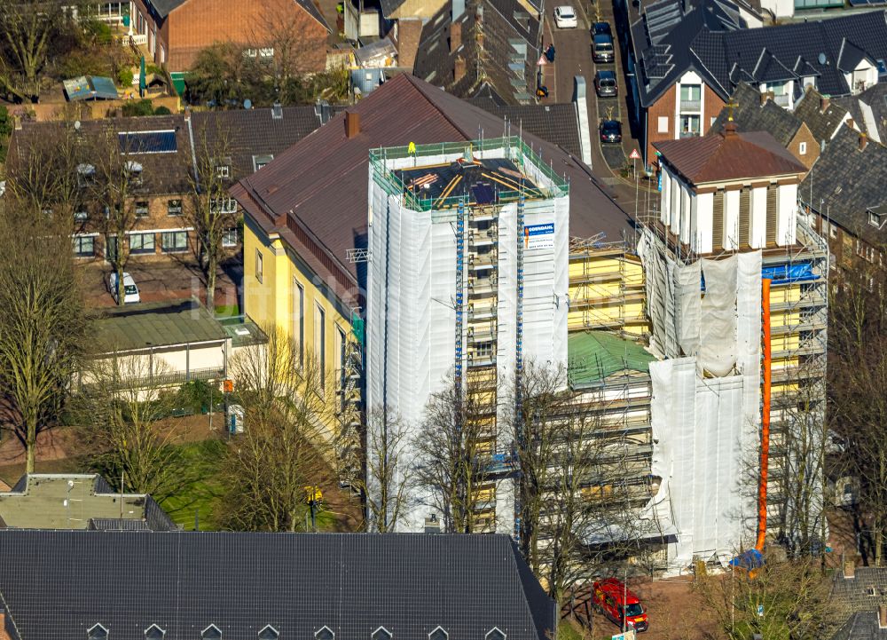 Luftaufnahme Rees - Baustelle zu Sanierungs- und Umbauarbeiten am Mariä Himmelfahrt in Rees im Bundesland Nordrhein-Westfalen, Deutschland