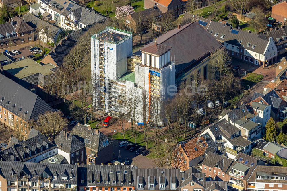 Rees von oben - Baustelle zu Sanierungs- und Umbauarbeiten am Mariä Himmelfahrt in Rees im Bundesland Nordrhein-Westfalen, Deutschland