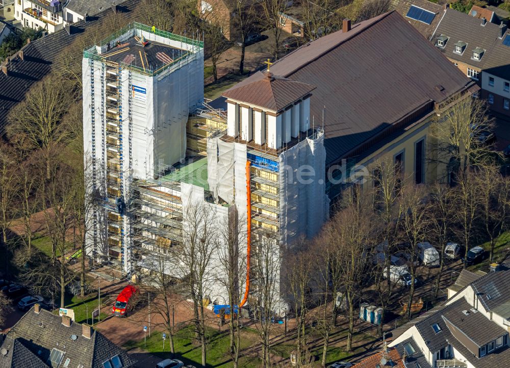 Rees aus der Vogelperspektive: Baustelle zu Sanierungs- und Umbauarbeiten am Mariä Himmelfahrt in Rees im Bundesland Nordrhein-Westfalen, Deutschland