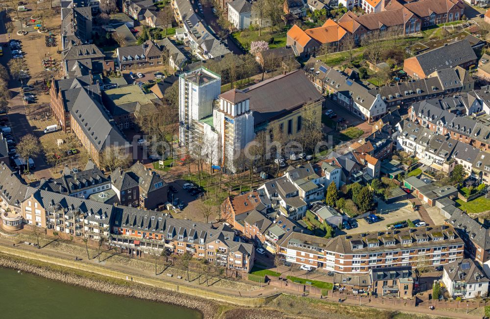 Luftaufnahme Rees - Baustelle zu Sanierungs- und Umbauarbeiten am Mariä Himmelfahrt in Rees im Bundesland Nordrhein-Westfalen, Deutschland