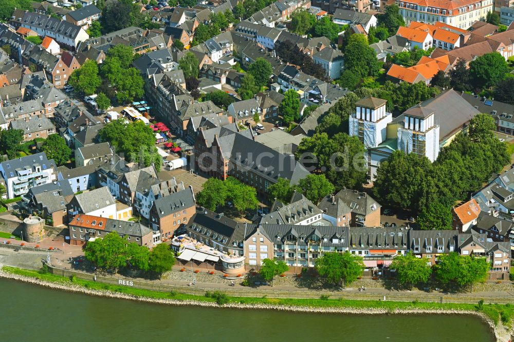 Luftbild Rees - Baustelle zu Sanierungs- und Umbauarbeiten am Mariä Himmelfahrt in Rees im Bundesland Nordrhein-Westfalen, Deutschland