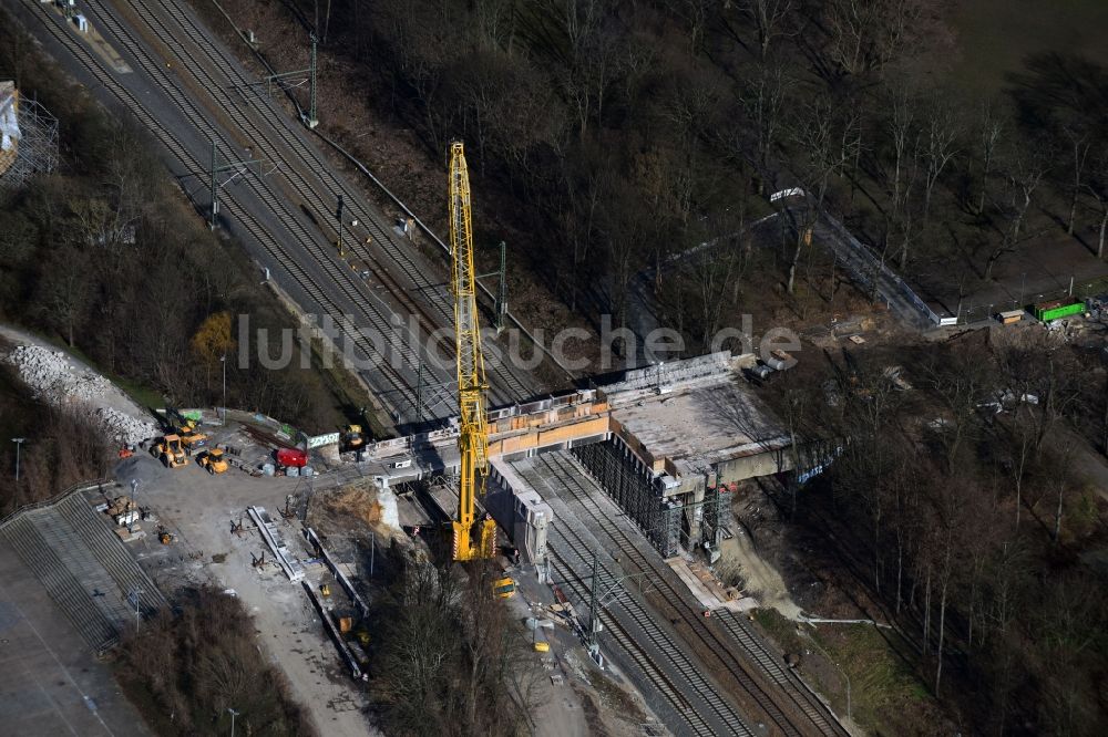 Leipzig aus der Vogelperspektive: Baustelle zu Sanierungsarbeiten am Straßen- Brückenbauwerk Arlt Bauunternehmen GmbH an der Str. des 18. Oktober im Ortsteil Zentrum-Südost in Leipzig im Bundesland Sachsen