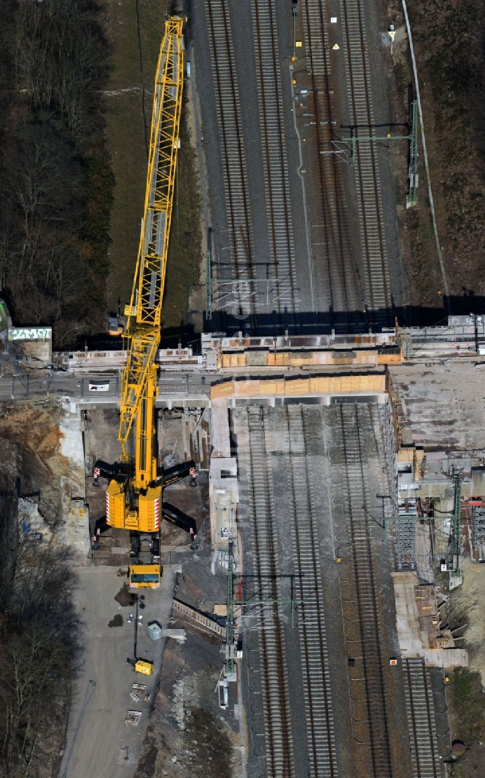 Luftaufnahme Leipzig - Baustelle zu Sanierungsarbeiten am Straßen- Brückenbauwerk Arlt Bauunternehmen GmbH an der Str. des 18. Oktober im Ortsteil Zentrum-Südost in Leipzig im Bundesland Sachsen