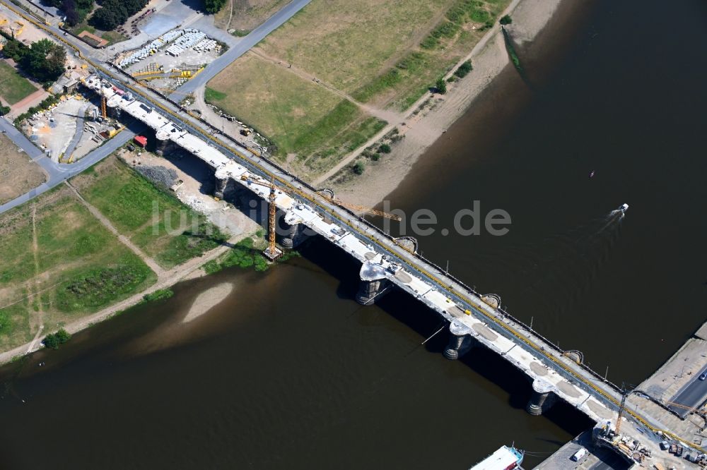 Dresden aus der Vogelperspektive: Baustelle zu Sanierungsarbeiten am Straßen- Brückenbauwerk Augustusbrücke in Dresden im Bundesland Sachsen, Deutschland