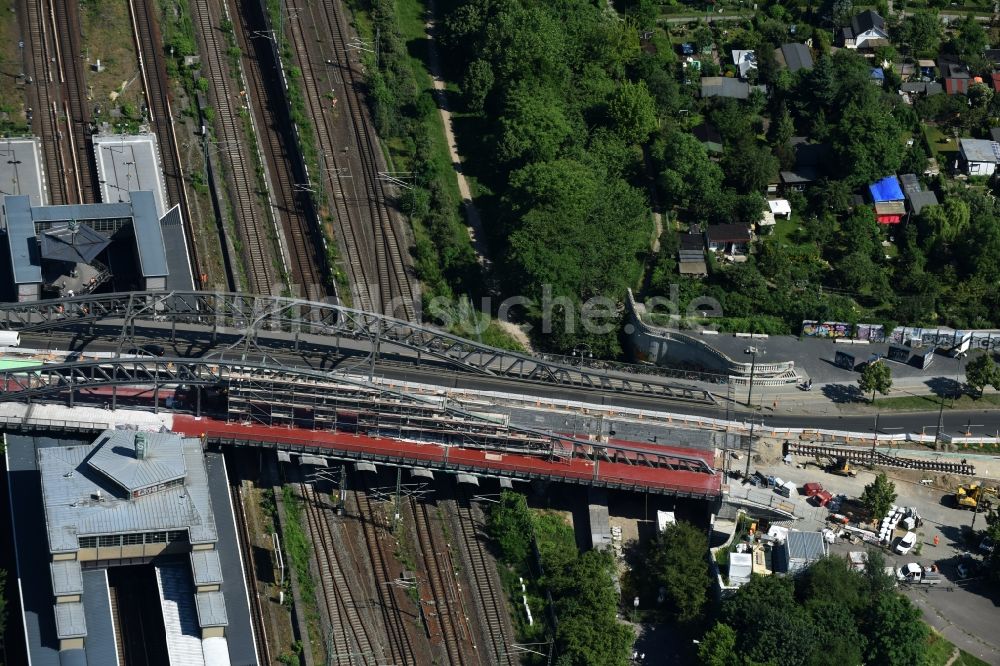 Luftaufnahme Berlin - Baustelle zu Sanierungsarbeiten am Straßen- Brückenbauwerk S-Bahnhof Bornholmer Straße in Berlin